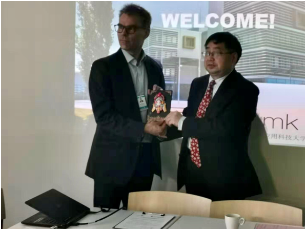 图片3:出访团与芬兰卡萨昆塔应用技术大学国际交流专家合影