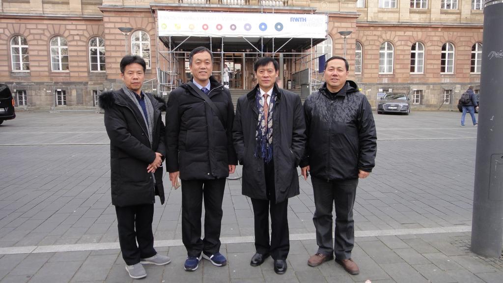 在亚琛工业大学门口合影 m88明昇