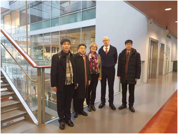 图片4:出访团参观爱尔兰卡洛理工学院酿酒工程实验基地