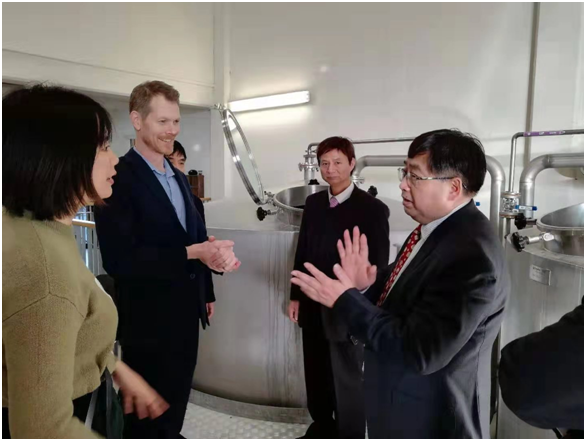 图片1:罗士喜团长与芬兰卡萨昆塔应用技术大学副校长签订合作协议并交换礼物